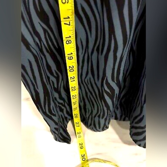 The Loft Women's Size Medium Tank Top Sleeveless Cowl Neck Keyhole Zebra… - Picture 4 of 8